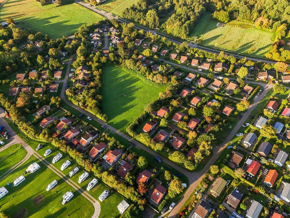 Luchtfoto van een dorp aan de kust