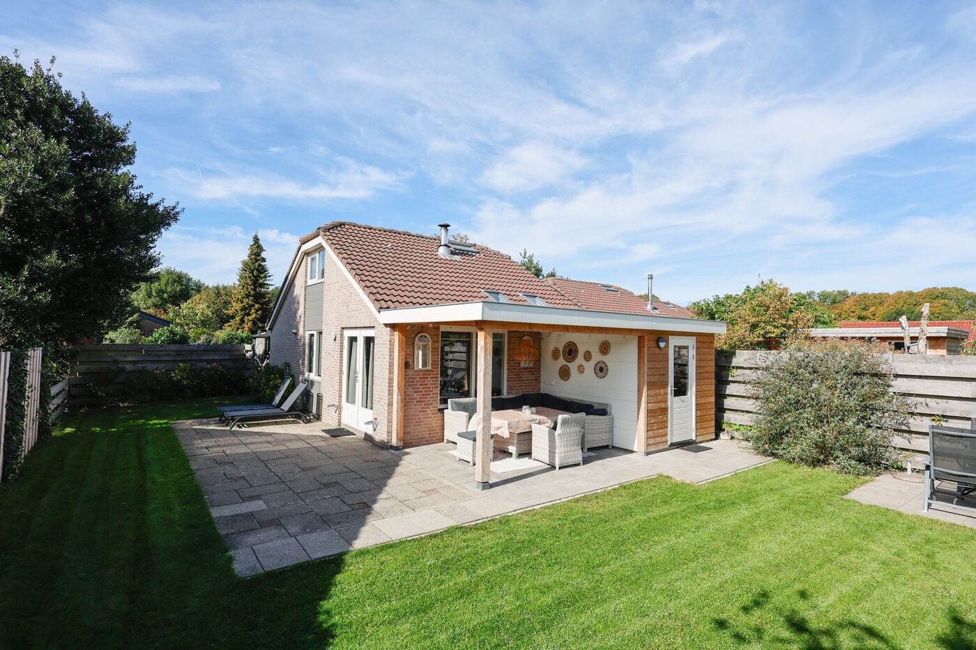 Achtertuin met overkapping