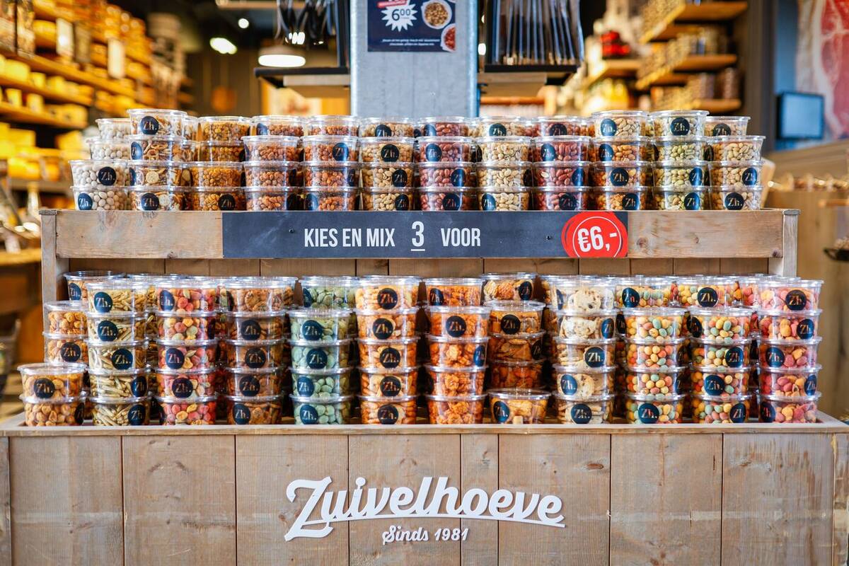 Display met notenbakjes bij de Zuivelhoeve